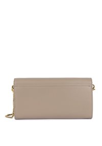 Borsa a mano in pelle beige di forma rettangolare, con tracolla in catena dorata e un design minimalista sulla parte anteriore e posteriore.