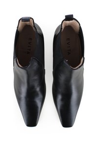 Zwarte leren enkelboots met een puntige neus, elastische zijpanelen en een gladde textuur. Merken zichtbaar op de binnenzool.