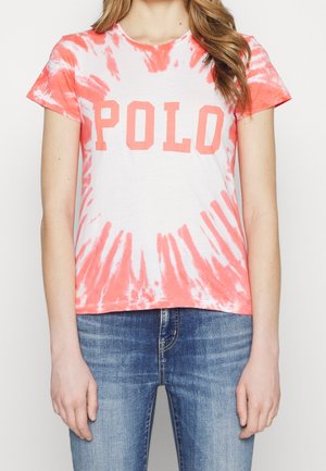 Kurzärmliges Batik-T-Shirt in Weiß und Koralle mit auffälligem "POLO"-Schriftzug auf der Vorderseite. Weiches Baumwollmaterial, legerer Schnitt.