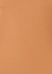 Top ajustado con canalé en un color naranja cálido. Tela suave y elástica con una textura uniforme y líneas verticales en toda su superficie.