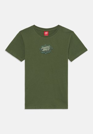 Olijfgroen katoenen T-shirt met een ronde halslijn en korte mouwen. Heeft een grafisch logo ontwerp op de borst in donkergroen en zwart.