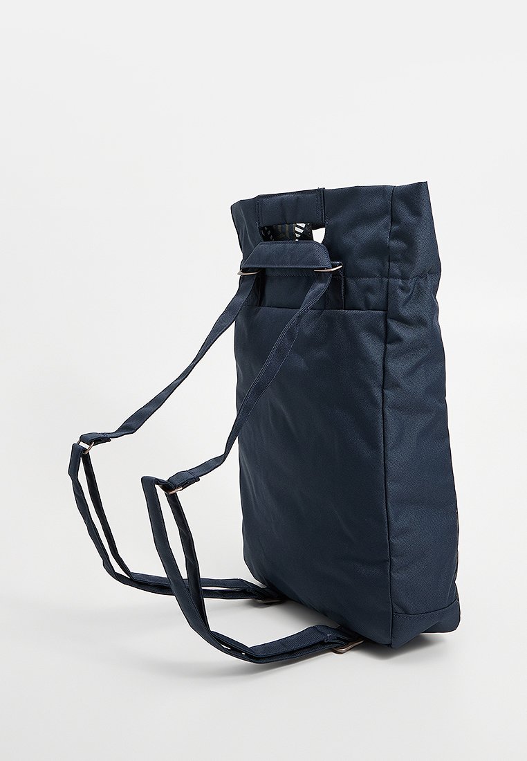 Marineblaues Tote Bag aus strukturiertem Stoff, mit zwei verstellbaren Schulterriemen und einem oberen Griff; verfügt über eine Fronttasche und hat eine rechteckige Form.