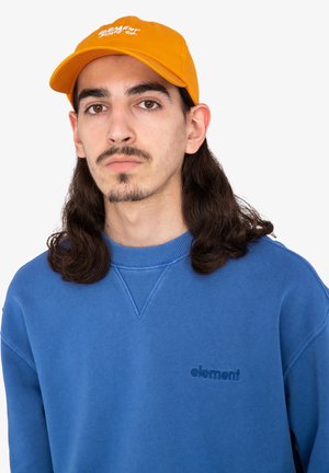 Sudadera de algodón azul con cuello de canalé y logo bordado de "element". Gorra naranja con logo de texto en blanco. Diseño de corte recto.
