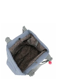 Sac en tissu gris avec une texture douce, doté d'un intérieur profond tapissé d'un tissu noir orné de petits points roses et d'une fermeture à pression magnétique.