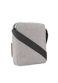 Šedá látková taška přes rameno s hladkým strukturovaným povrchem. Má černý nastavitelný popruh a minimalistický design, který zdůrazňuje jednoduchost.