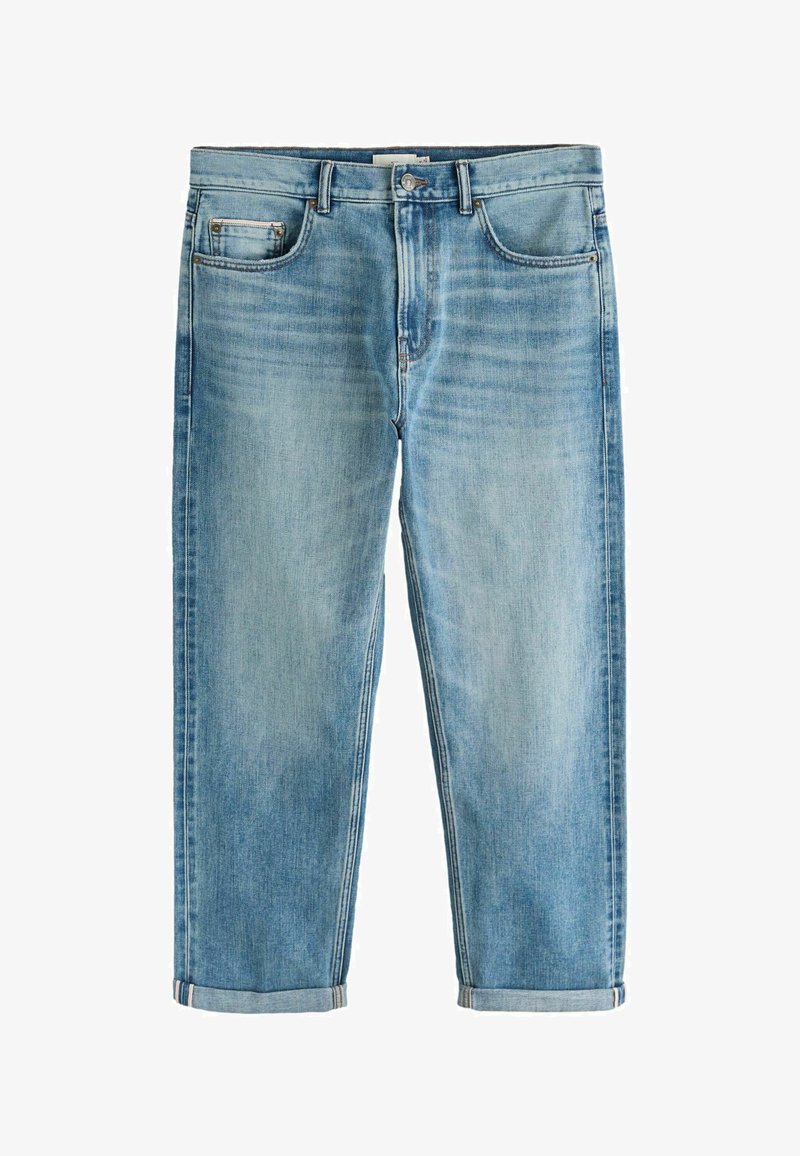 Jean en denim bleu clair avec des détails délavés, cinq poches, fermeture par bouton et fermeture éclair, et revers retroussés.