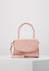 Mini borsa a mano in pelle sintetica rosa chiaro con texture a coccodrillo, dotata di manico superiore e tracolla staccabile. Dettagli in hardware dorato.