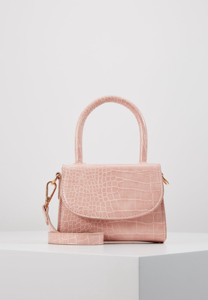 Mini borsa a mano in pelle sintetica rosa chiaro con texture a coccodrillo, dotata di manico superiore e tracolla staccabile. Dettagli in hardware dorato.