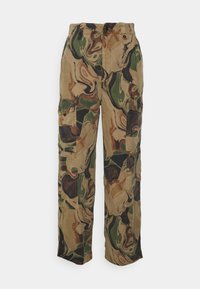 As calças cargo camufladas apresentam uma mistura de manchas em bege, verde e castanho, são feitas de um tecido resistente, com múltipos bolsos laterais e um design de perna reta.