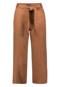 Pantalons marron à jambes larges, fabriqués dans un tissu doux et texturé, avec une ceinture assortie et des coutures latérales proéminentes.