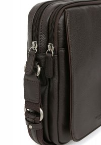 Borsa a spalla in pelle marrone con due scomparti con zip, rifiniture in metallo argentato, cuciture robuste e tracolla regolabile con dettagli in metallo.