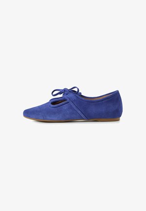 Ballet flat blu in suede, con punta rotonda, design con ritagli e un fiocco legato come accent. Suola sottile e texture liscia. Presenta un tacco basso.