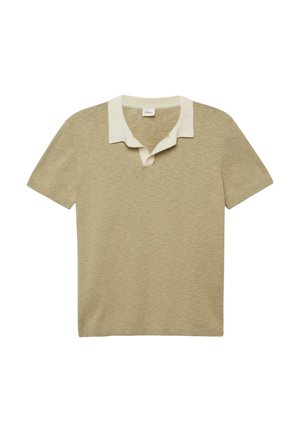Polo en maille beige à manches courtes avec un col blanc contrastant et une encolure en V, posé à plat sur un fond blanc.