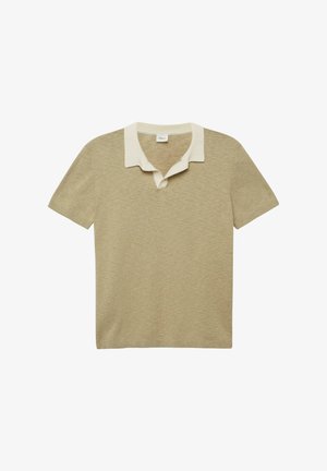 Beige korte mouwen gebreid poloshirt met een contrasterende witte kraag en een V-hals opening, plat gelegd op een witte achtergrond.