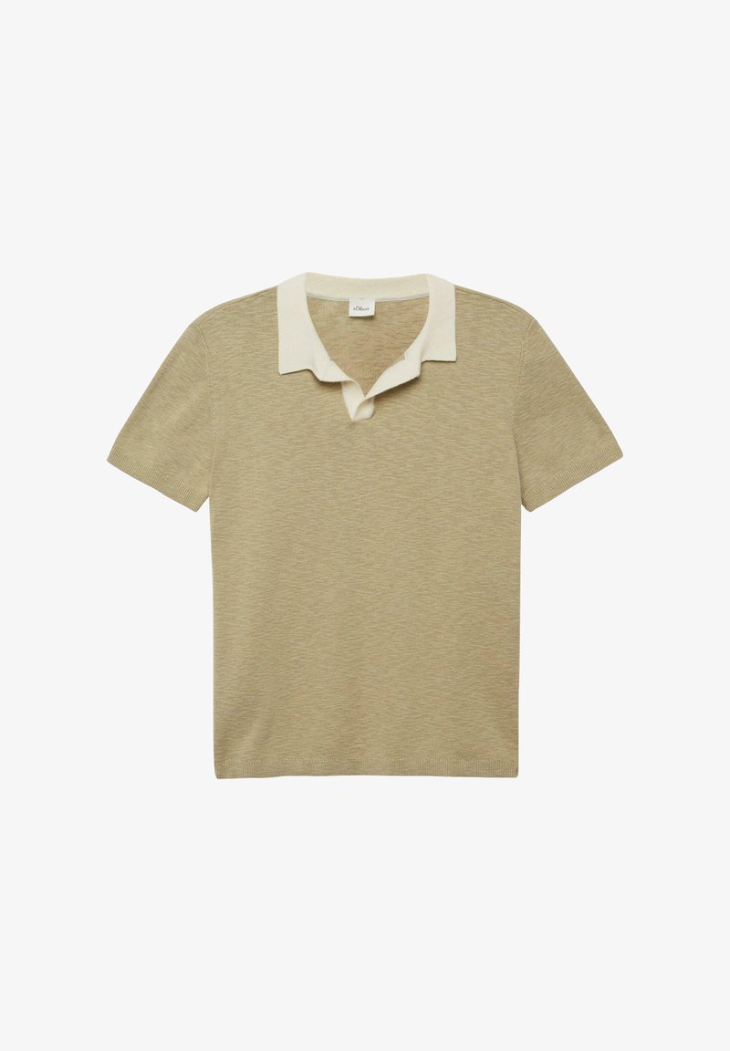 Polo en maille beige à manches courtes avec un col blanc contrastant et une encolure en V, posé à plat sur un fond blanc.