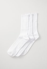 Trzy pary białych skarpetek bawełnianych o prążkowanej strukturze, długości do połowy łydki, z wzmocnionymi palcami i piętami dla większej trwałości.