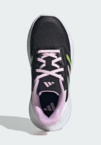 Baskets en mesh noires avec des lacets rose pâle, des accents verts et roses, et une semelle blanche. Logo Adidas sur la languette et le talon.