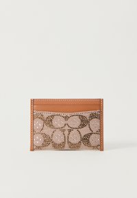 Cardholder din piele maro cu un model texturat roz, având forme geometrice. Cusăturile albe pun în evidență marginile. Design compact.