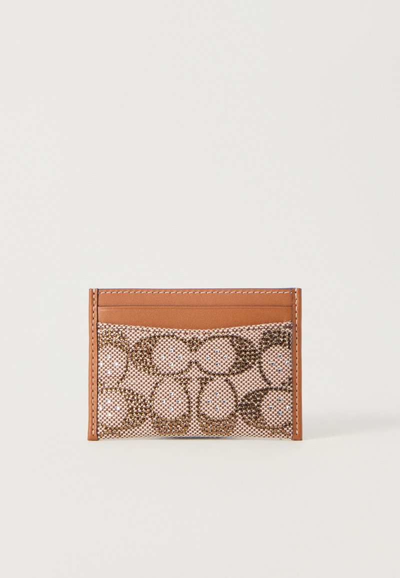 Cardholder din piele maro cu un model texturat roz, având forme geometrice. Cusăturile albe pun în evidență marginile. Design compact.