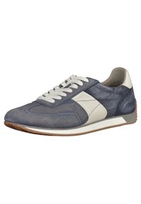 Sneaker décontracté pour hommes en daim bleu avec détails blancs sur les côtés, lacets blancs et semelle en gomme marron.