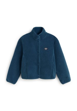 Tmavě modrá sherpa fleece bunda s vysokým límcem, dlouhými rukávy a malou obdélníkovou nášivkou na hrudi.