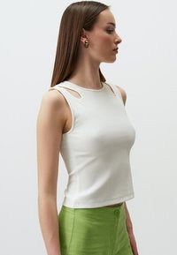 Jimmy Key SLIM FIT CREW NECK SLEEVELESS - Top - white-100