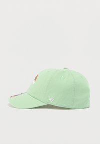 Ανοιχτό πράσινο καπέλο μπέιζμπολ με κυρτό γείσο, με πολύχρωμο σχέδιο ουράνιου τόξου και κεντημένο κείμενο στο πλάι. Υλικό βαμβάκι.