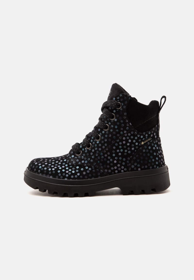 Bottine noire à lacets avec une semelle robuste et des pois irisés, équipée d'une languette et d'une étiquette imperméable Gore-Tex.