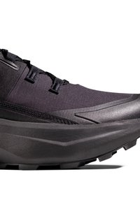 Scarpa da atletica nera con una tomaia testurizzata, suola robusta ed elementi di design angolari. Occhielli e lacci rinforzati completano il look.