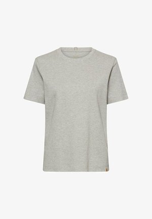 Lysegrå kortærmet bomulds T-shirt med rund hals og lille brun mærkat i bundkanten på hvid baggrund.