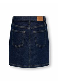 Temno modra jeans krila z oprijetim pasom, dvema zadnjima žepoma in usnjenim patchem na pasu. Gladka tekstura in klasičen dizajn.