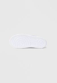 Biela podrážka tenisky s kruhovým vzorom dezénu, hladkou textúrou a zvýrazneným logom. Navrhnutá pre trakciu a odolnosť.