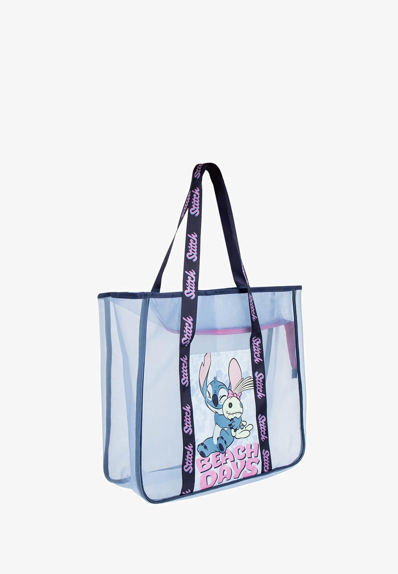 Bolsa de malla transparente con asas en azul marino que presenta el texto "DÍAS DE PLAYA" y un gráfico de Stitch sosteniendo un juguete de peluche.