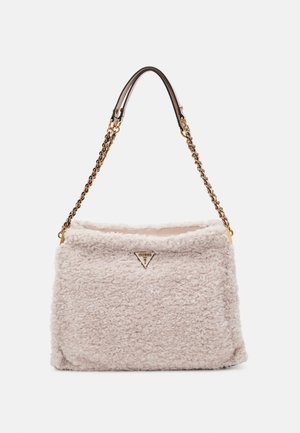 Flauschige cremefarbene Handtasche mit einem dreieckigen Logo, einem kontrastierenden glatten Ledergriff und einem goldenen Kettenakzent. Weiche Textur in rechteckiger Form.