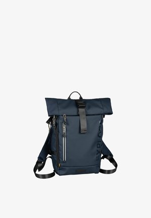 Marineblauer Rolltop-Rucksack mit schwarzer Schnalle, vorne vertikalem Reißverschlussfach, gepolsterten Trägern und dezentem schwarzem Text an der Seite.