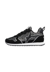 Scarpa atletica nera con tomaia in rete, dettagli in suede, intersuola bianca e suola in gomma a zigzag. Presenta lacci neri e un dettaglio del logo.