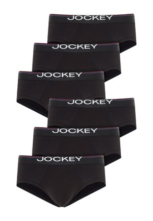 Sechs schwarze Herren-Slips mit elastischen Bündchen, beschriftet mit "Jockey" in Weiß, gestapelt in zwei versetzten vertikalen Säulen auf weißem Hintergrund.