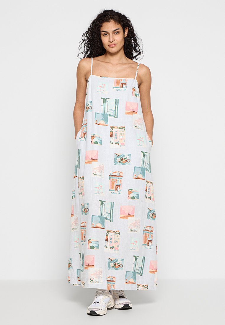 Robe maxi en tissu léger avec un design à motifs pastel représentant des images de bâtiments et de paysages. Bretelles spaghetti ajustables, poches latérales.