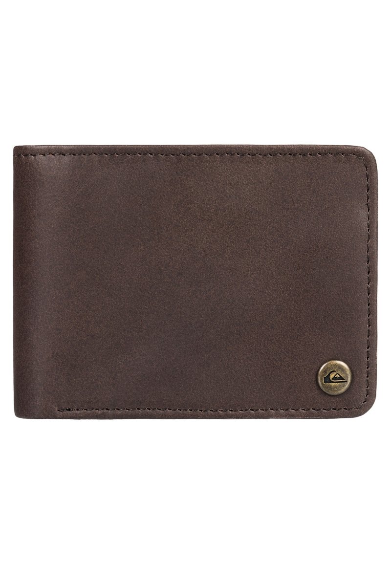 Cartera de cuero marrón con una superficie texturizada, bordes cosidos y un acento de logotipo metálico en la esquina inferior derecha.