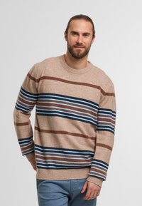 Beżowy sweter z poziomymi paskami w ciemnoniebieskim, jasnoniebieskim i brązowym kolorze. Okrągły dekolt, ściągacze na rękawach i u dołu. Miękka tekstura.