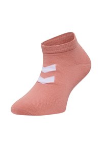 Rosa ankelstrumpa gjord av mjukt material, med ribbat mudd och vitt zigzag-mönster på sidan. Slät textur, åtsittande form.