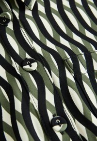 Next TALL FIT MINI TIE WAIST  - Ingruha - green black geo print