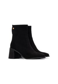 Stivali neri in suede alla caviglia con punta affusolata, tacco a blocco e dettaglio dorato sul retro. Texture liscia, design elegante, stivale di altezza media.