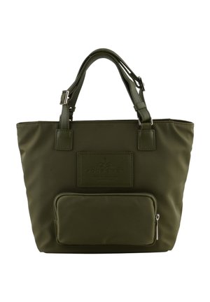 Sac fourre-tout vert foncé avec deux poignées réglables, une poche zippée à l’avant et une étiquette de marque rectangulaire cousue.