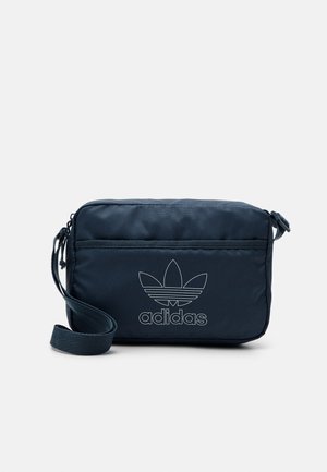 Mørkeblå rektangulær crossbody-taske med justerbar rem og stort Adidas Trefoil-logo på frontlommen.