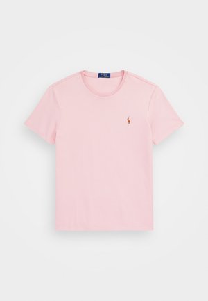 T-shirt rose clair à manches courtes et col rond avec un petit logo Polo Ralph Lauren brodé sur la poitrine gauche.