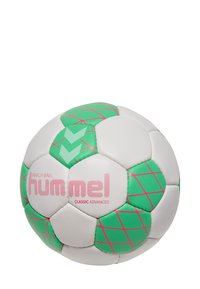 Pallone da pallamano bianco e verde con pannelli esagonali e motivo a rete rosa. Logo "hummel MATCH BALL CLASSIC ADVANCED" stampato in rosa.