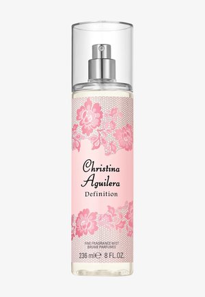 Flacon spray en plastique transparent avec pompe argentée, motif dentelle florale rose, étiqueté "Christina Aguilera Definition" brume parfumée fine, 236 ml.