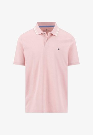 Polo majica v mehki roza bombažni tkanini z belim prugastim ovratnikom, kratkimi rokavi in mornarsko modrim logotipom na levi strani prsnega koša. Klasičen kroj.