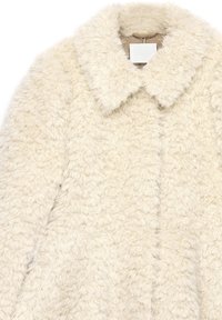 Textureret hvid faux fur frakke med bred krave og frontåbning. Synlig syning og en subtil glans, der giver et hyggeligt udseende.